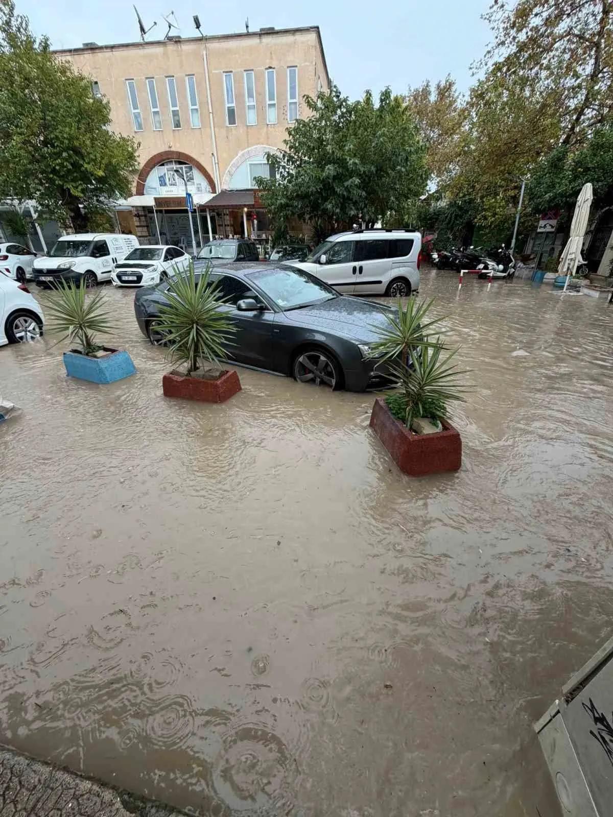 Çeşme’de şiddetli yağış hayatı olumsuz etkiledi