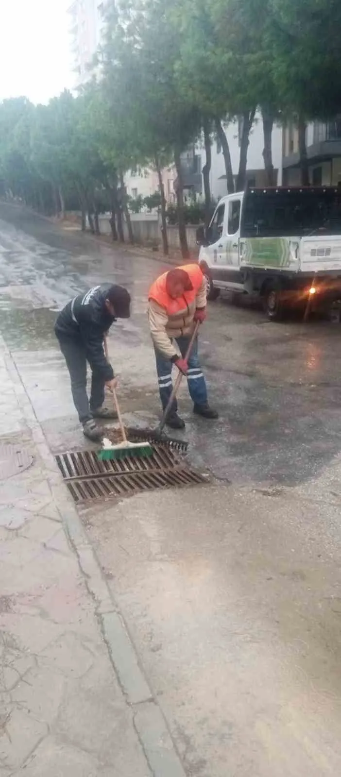 Kuşadası’nda mazgallar taşkınlara karşı temizlendi - 4