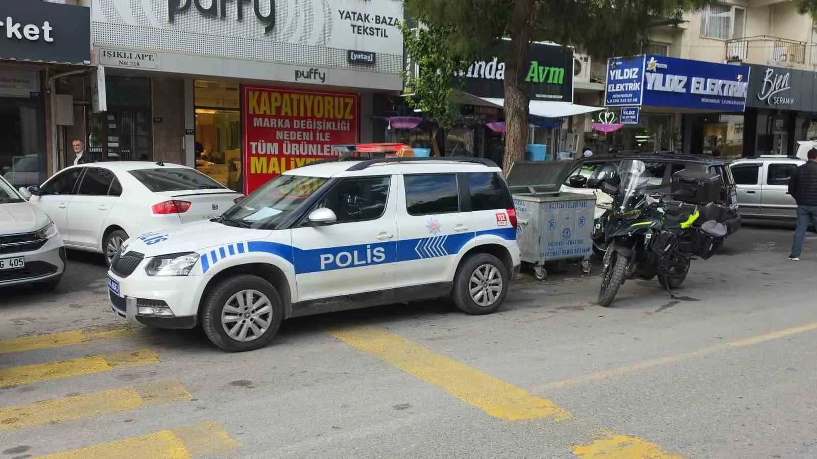 Kız arkadaşını kafasından vurdu