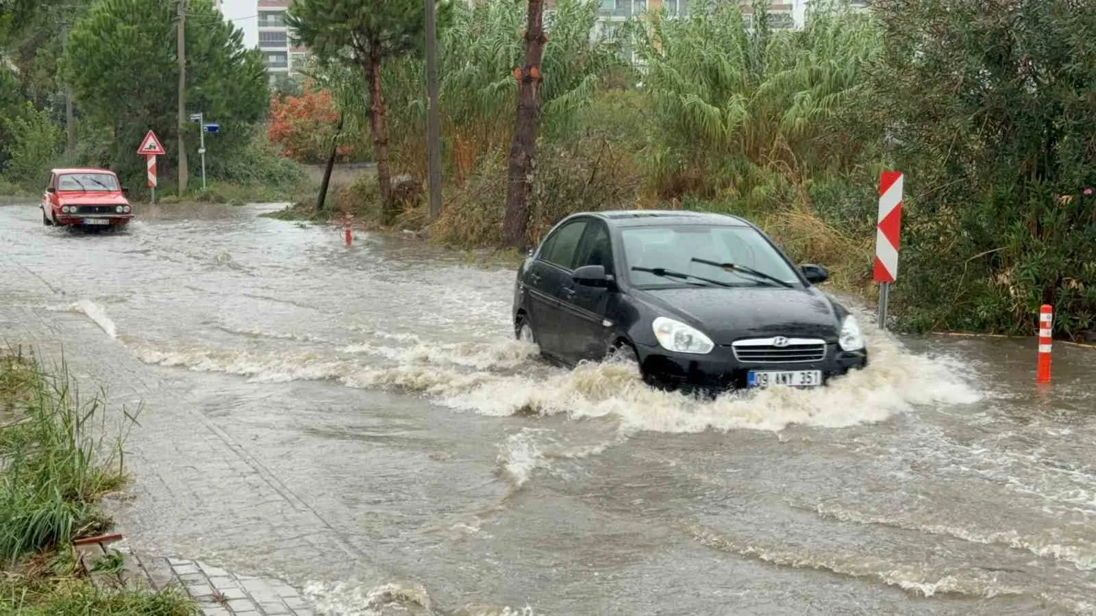 İncirliova’da yağış etkili oldu, yollar göle döndü - 4