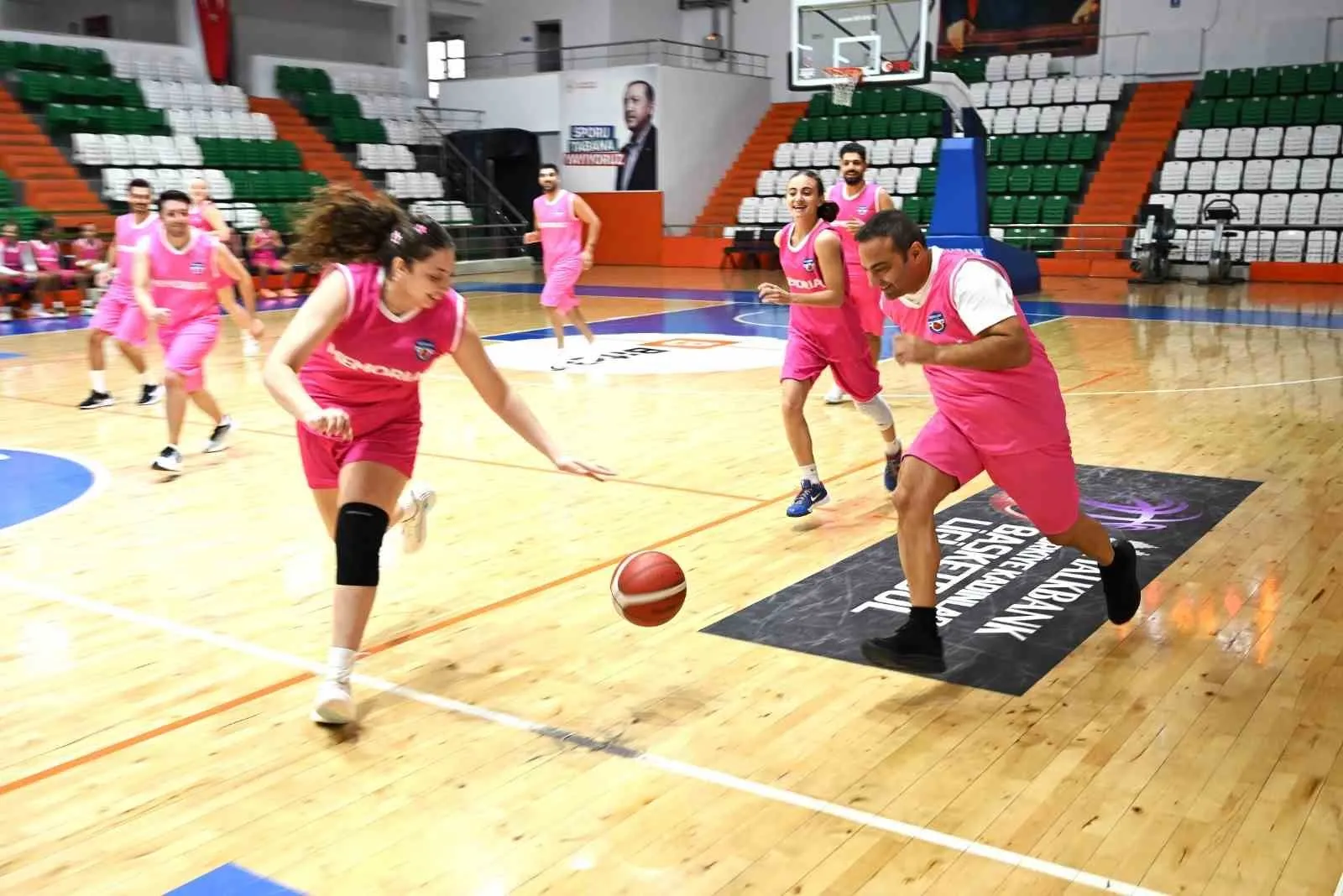 Bodrum kadın basketbol takımı ve doktorlar meme farkındalığı için maç yaptı - 2