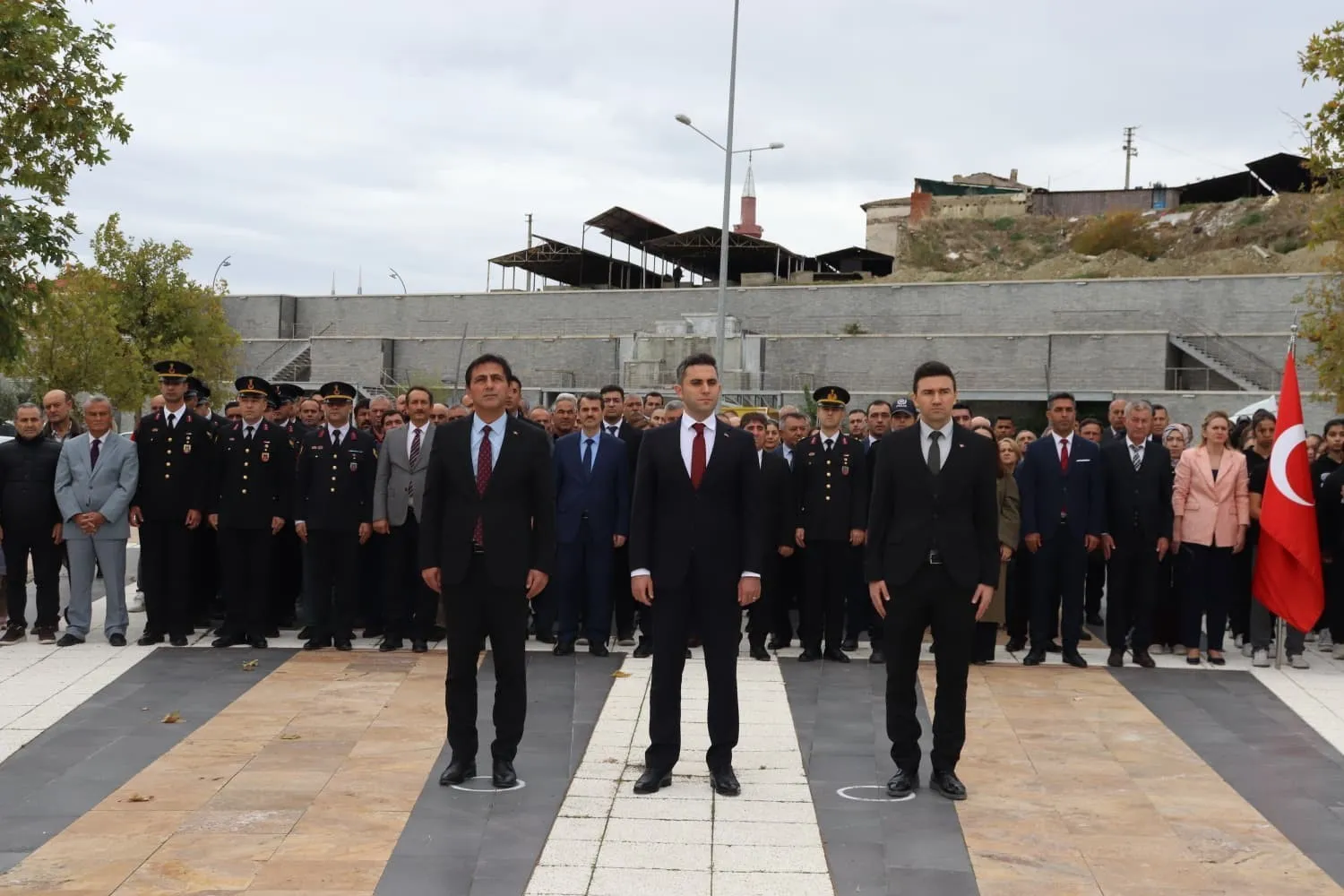 Selendi’de Cumhuriyet Bayramı coşkusu çelenk töreniyle başladı - 2