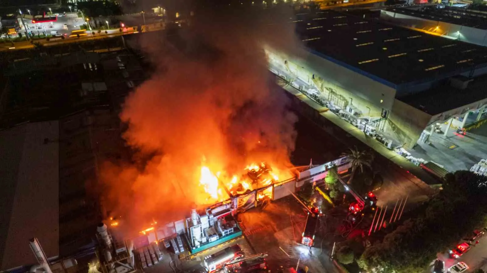 Manisa Organize Sanayi Bölgesinde faaliyet gösteren İnci Akü Fabrikasında yangın çıktı. Manisa Büyükşehir Belediyesi İtfaiye Daire Başkanlığına bağlı ekipler ile sağlık, polis ve AFAD ekipleri bölgeye sevk edildi. Ekiplerin yangını söndürme çalışmaları devam ediyor. - 2