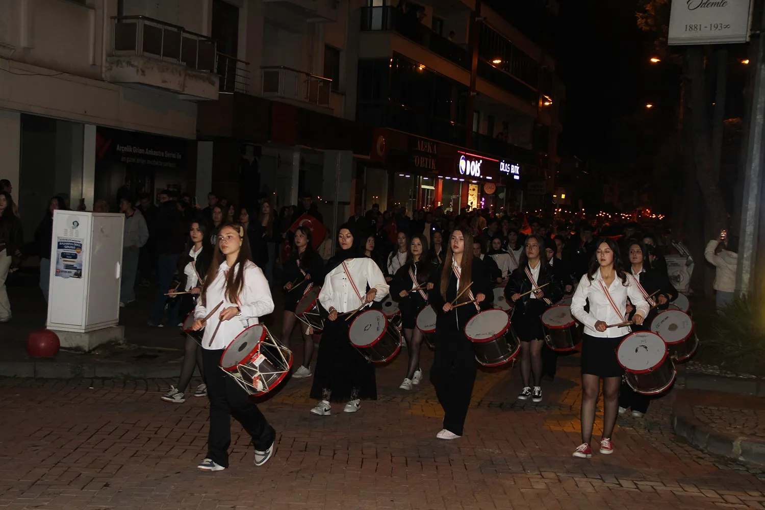Kula’da Cumhuriyet Bayramı etkinlikleri fener alayıyla sona erdi - 6