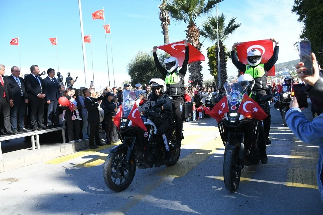Kuşadası’nda Cumhuriyet coşkusu 103’üncü yılında meydanlara taştı - 7