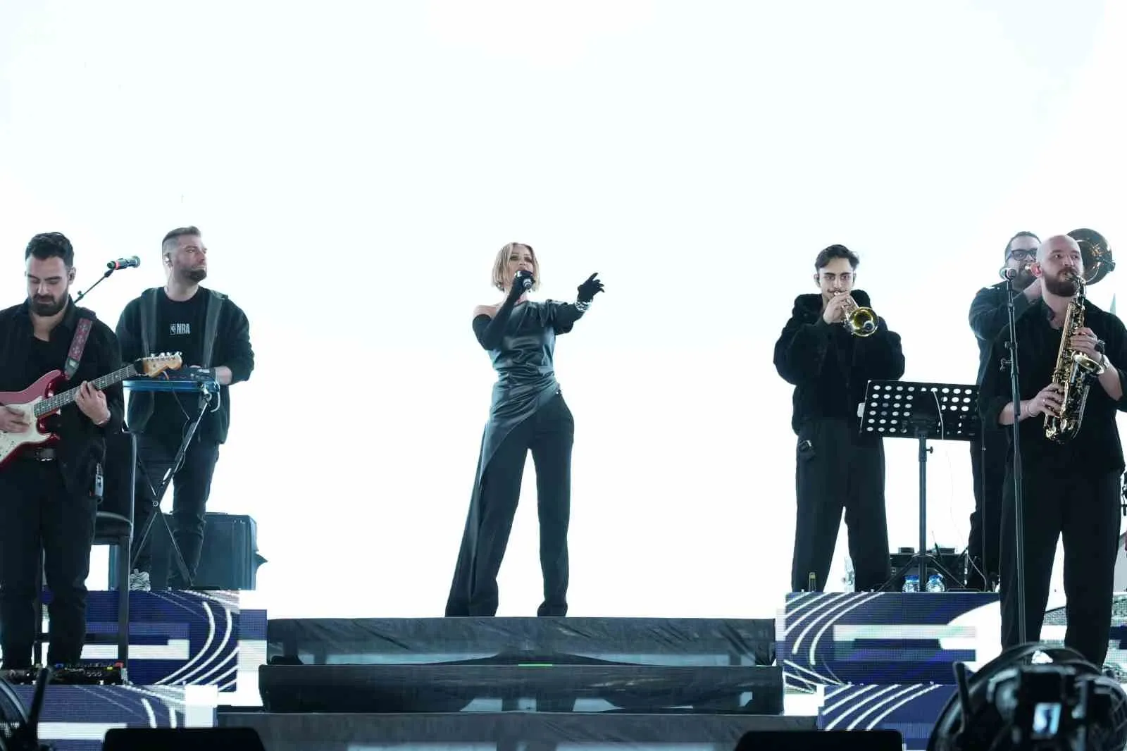 Derya Uluğ, İzmir Kültür Yolu Festivali’nde sahne aldı - 4