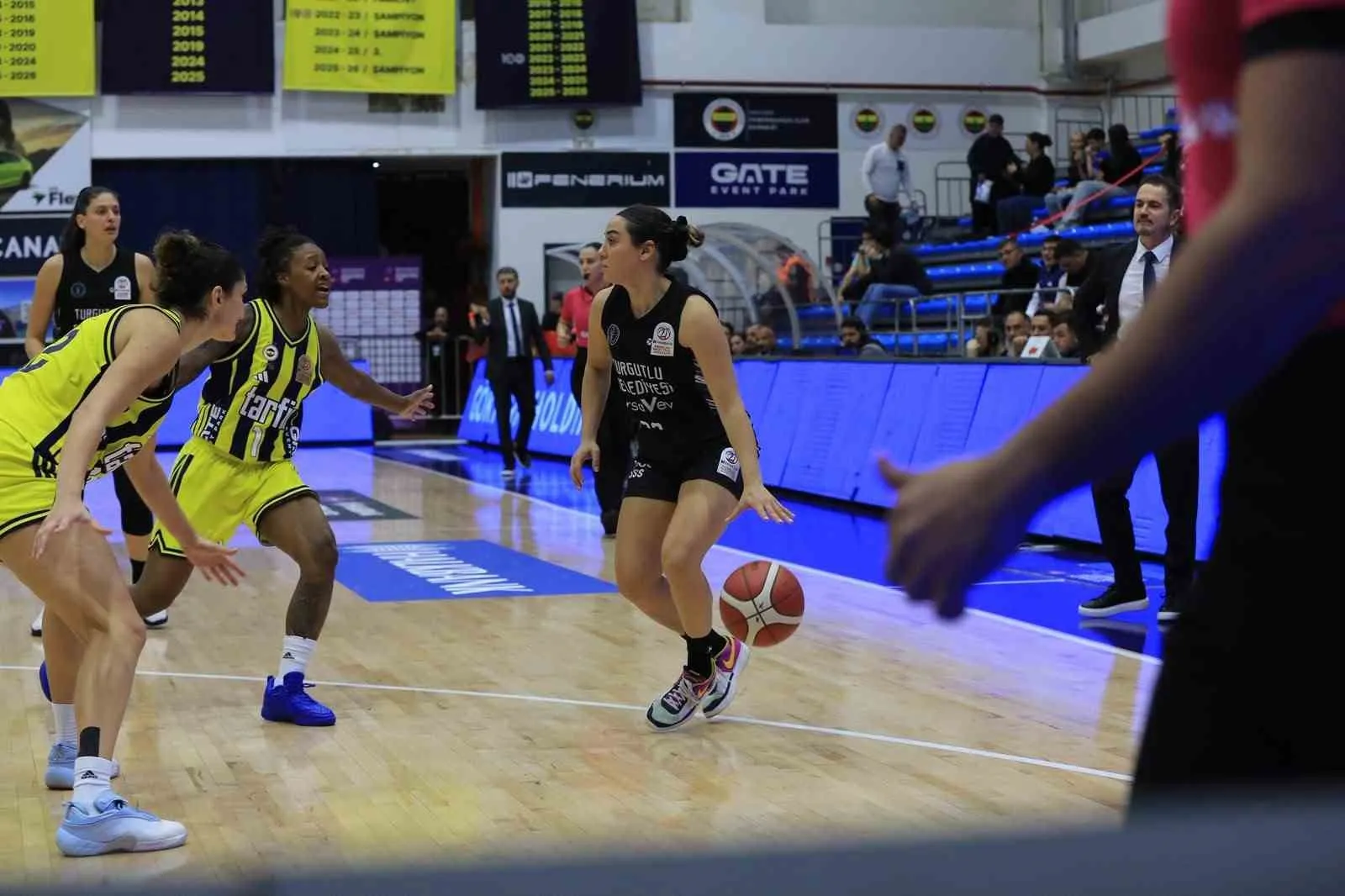 Turgutlu’nun Sultanları deplasmanda kazandı, basketbol takımı Fenerbahçe’ye takıldı - 5