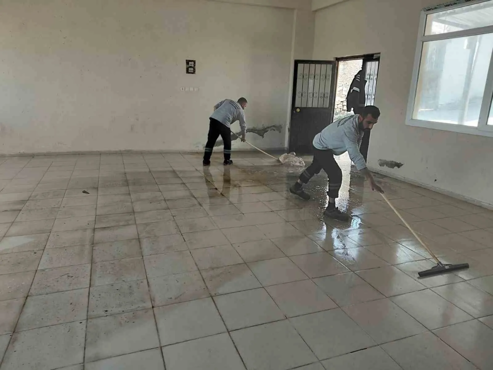 Şehzadeler Belediyesinden kamu binalarına bakım çalışması