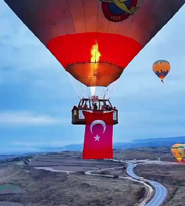 Cumhuriyet coşkusunda balonlar Türk bayraklarıyla gökyüzüne yükseldi - 2