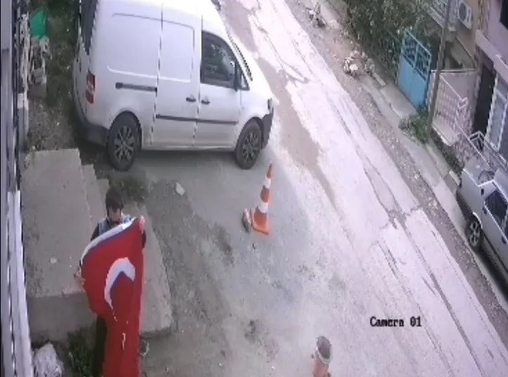 İzmir’de gencin bayrak duyarlılığı kamerada