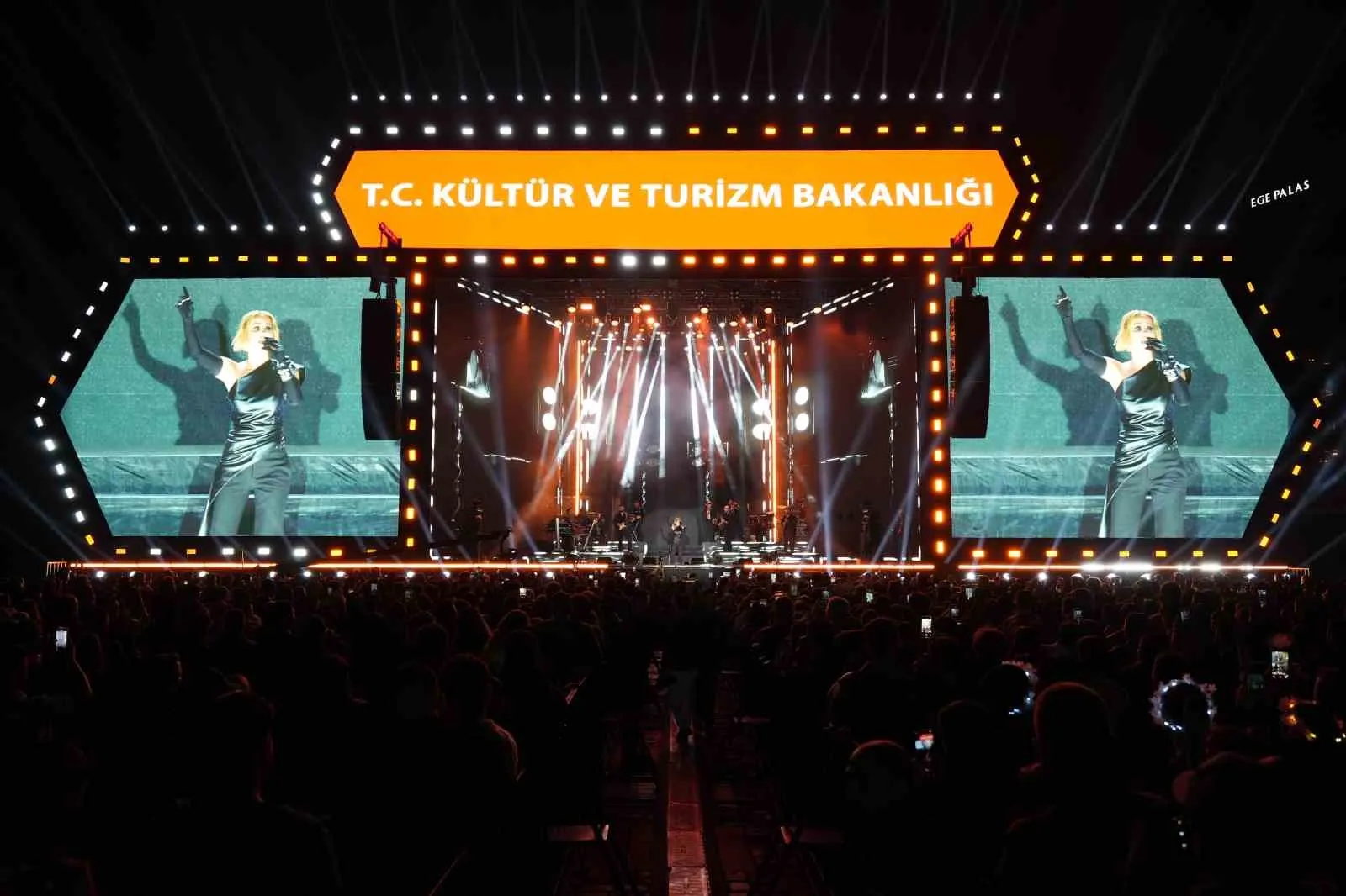 Derya Uluğ, İzmir Kültür Yolu Festivali’nde sahne aldı - 2