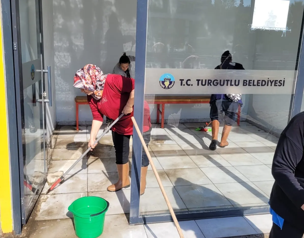 Turgutlu’daki servis durakları temizlenirken vatandaşlara da çağrıda bulunuldu - 4