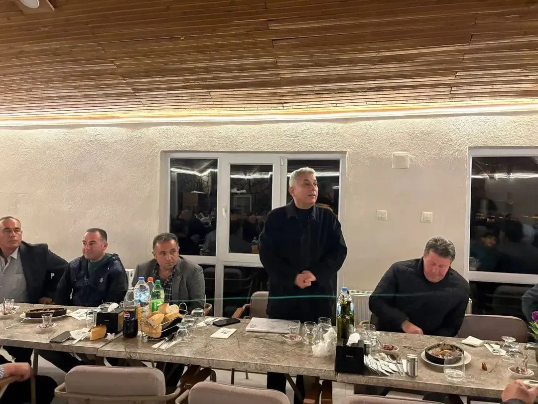 Çal Belediye Başkanı Ahmet Hakan, emekleri için muhtarlara teşekkür belgesi verdi