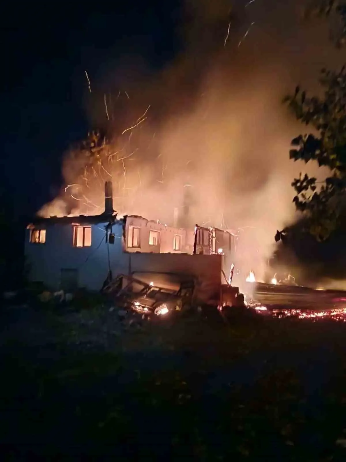Acıpayam’da çıkan ev yangınında büyük hasar oluştu - 3