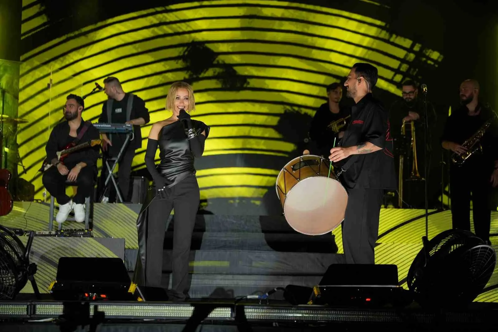 Derya Uluğ, İzmir Kültür Yolu Festivali’nde sahne aldı - 9