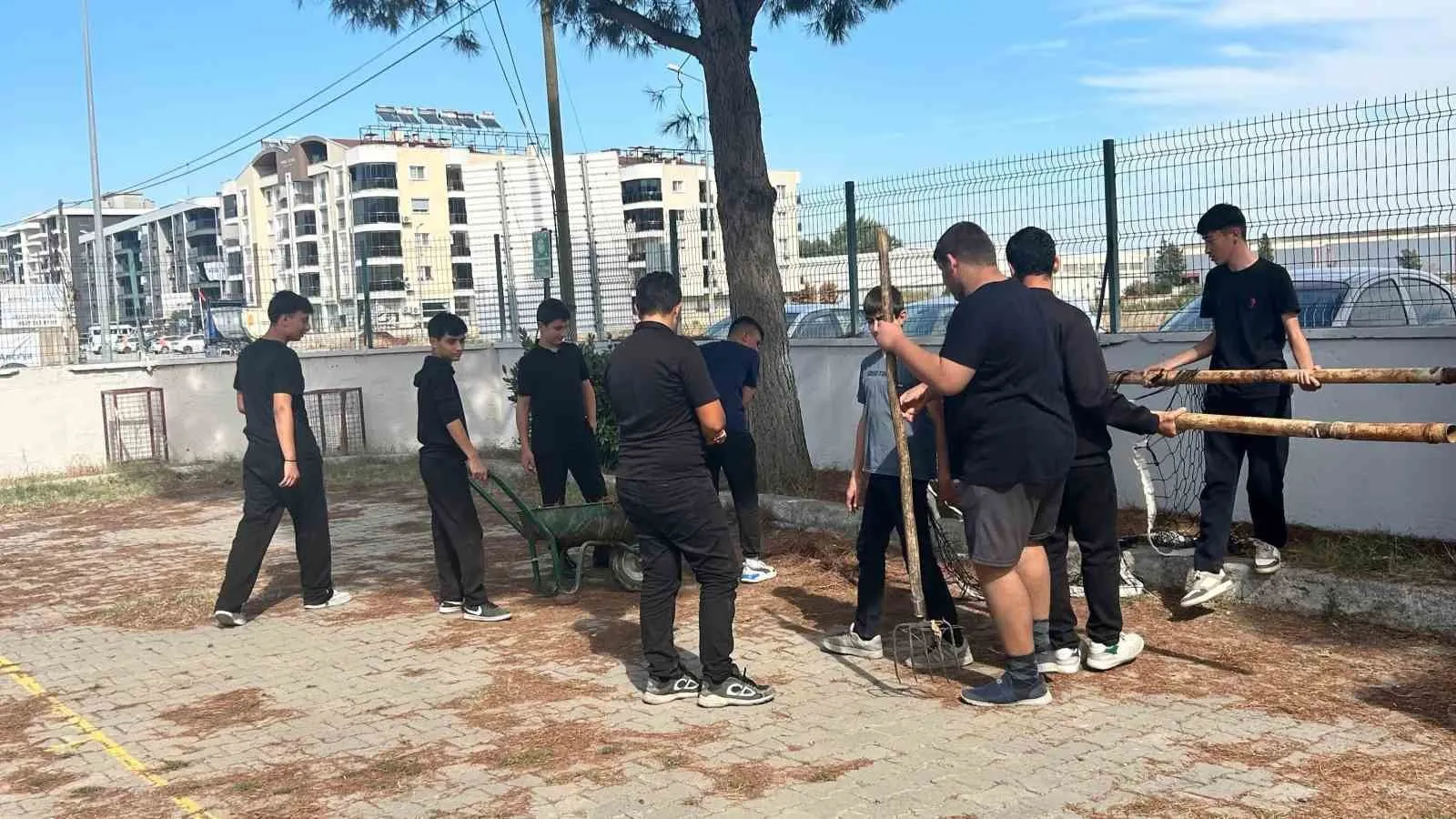 Koçarlı’da öğrenciler okul bahçesini temizleyerek çevre duyarlılığına dikkat çekti - 3