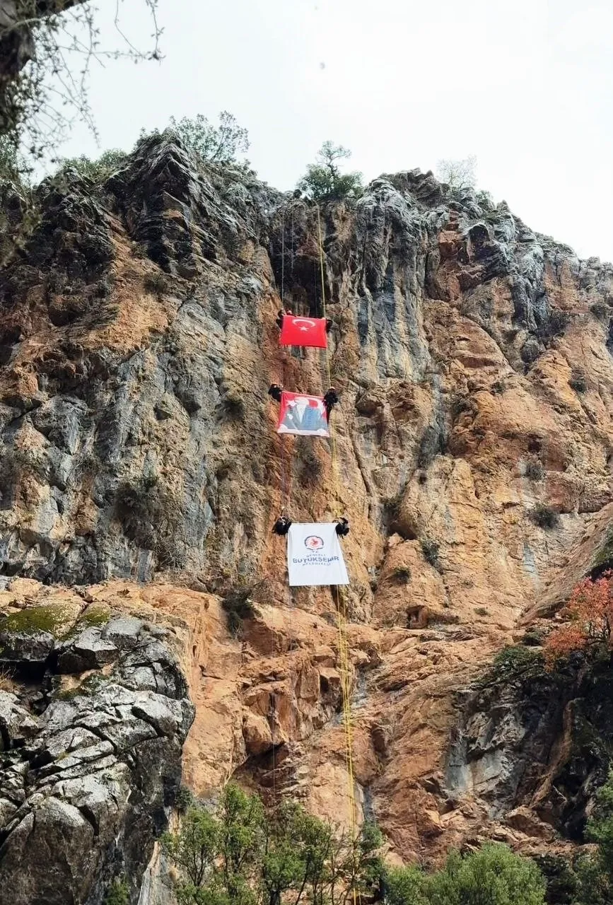 Acıpayam Kanyonunda dev Türk bayrağı dalgalandırıldı - 4