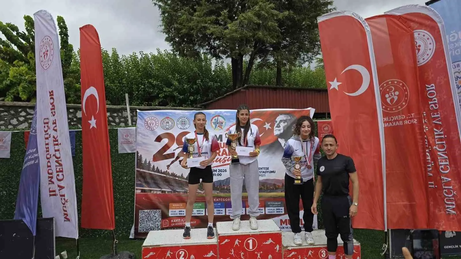 Cumhuriyet koşusunda dereceye girenler ödüllerini aldı - 4