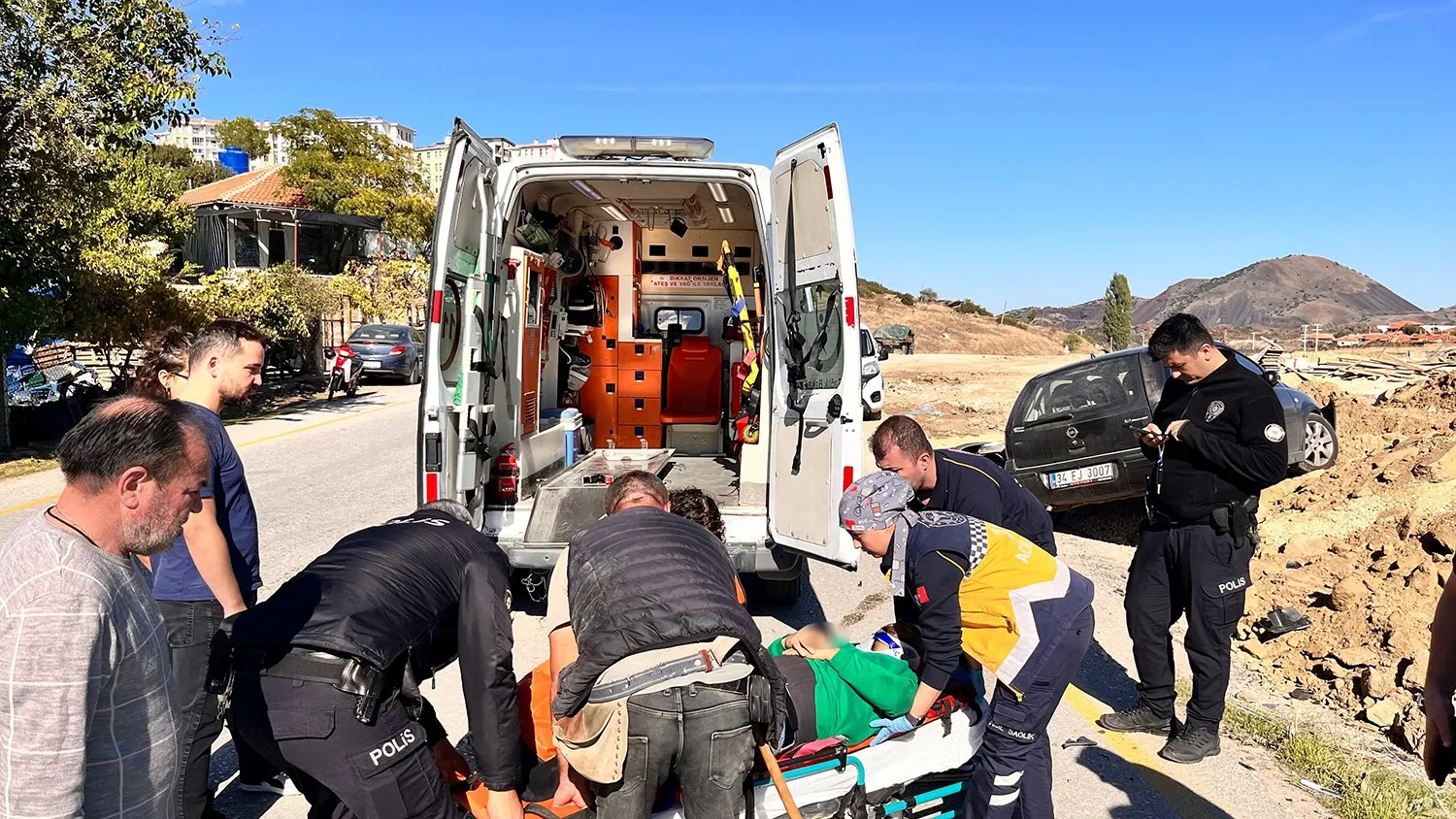 Kula’da otomobil ile motosiklet çarpıştı: 1 ağır yaralı - 2