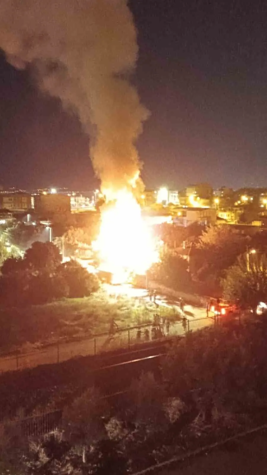 Yangında ev kül oldu, 4 kişilik aile zor kurtuldu - 8