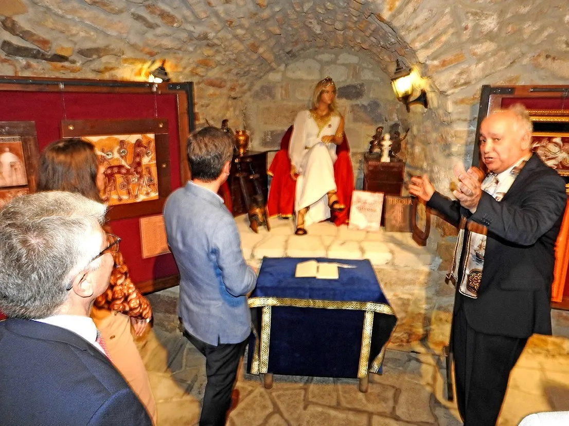 Ali Rıza İşipek’in "Homeros ve Troya" sergisi Çeşme Kalesi’nde açıldı - 6