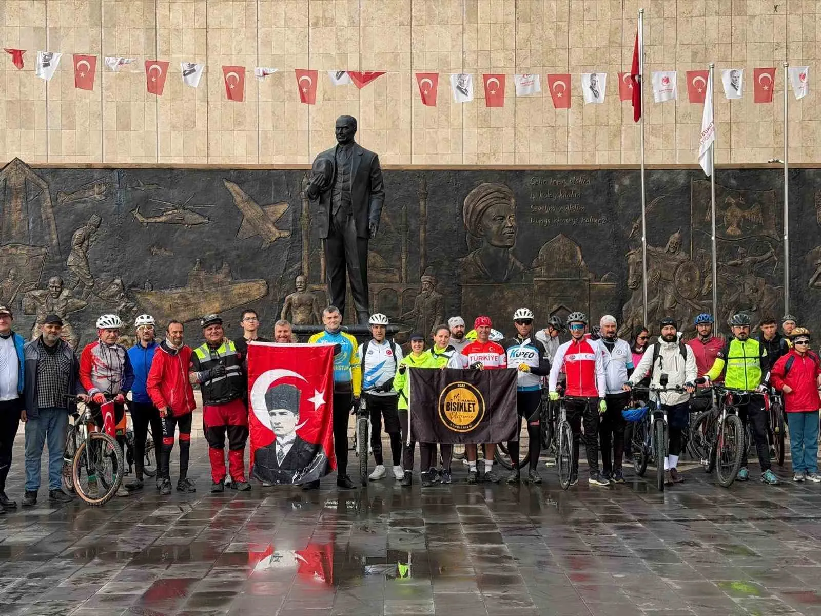 Cumhuriyet için 103 kilometre pedal çevirdiler - 3