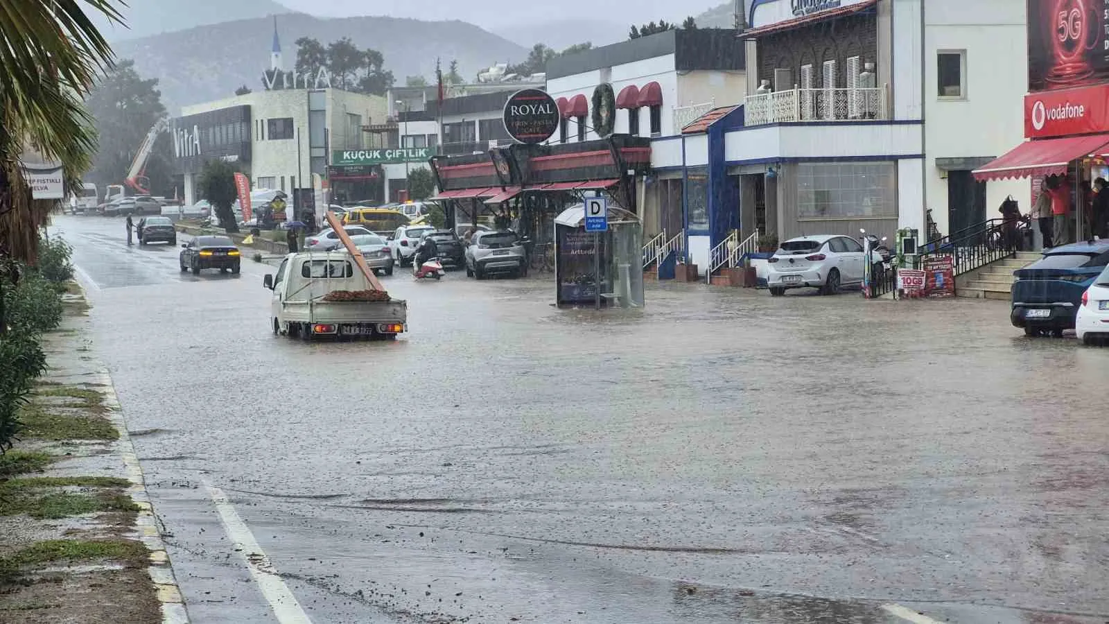 Bodrum’da yol göle döndü - 6