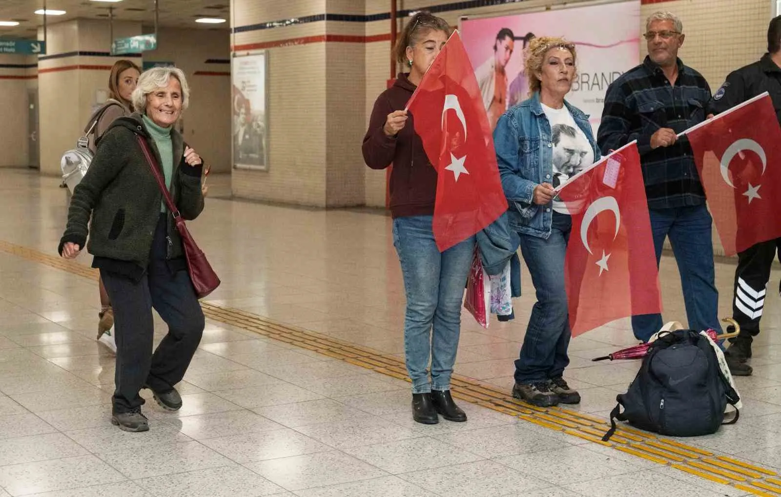 İzmir Metrosu’nu Cumhuriyet coşkusu sardı - 3
