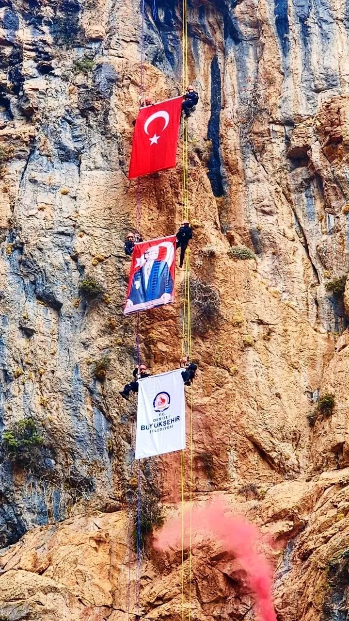 Acıpayam Kanyonunda dev Türk bayrağı dalgalandırıldı - 5