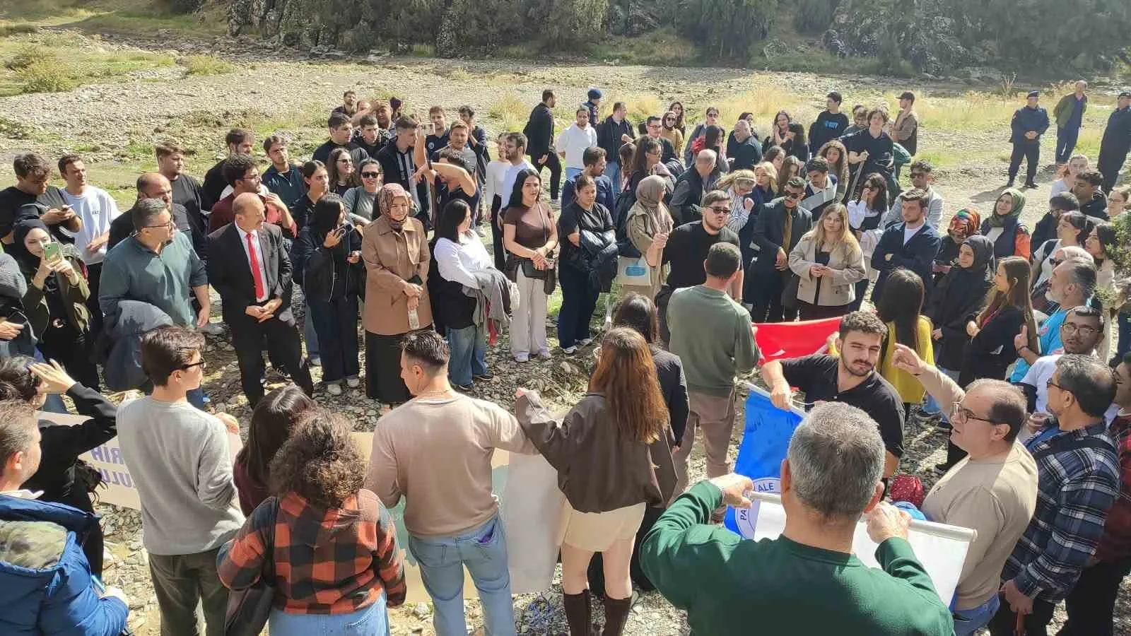 200 öğrenci 850 yıllık sırrı çözmek için savaş alanında ders işledi - 7