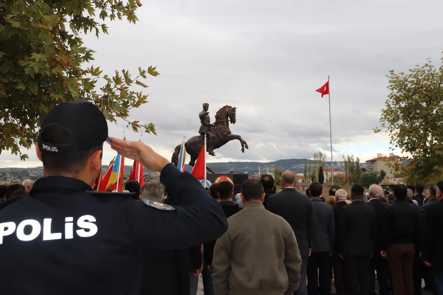 Selendi’de Cumhuriyet Bayramı coşkusu çelenk töreniyle başladı