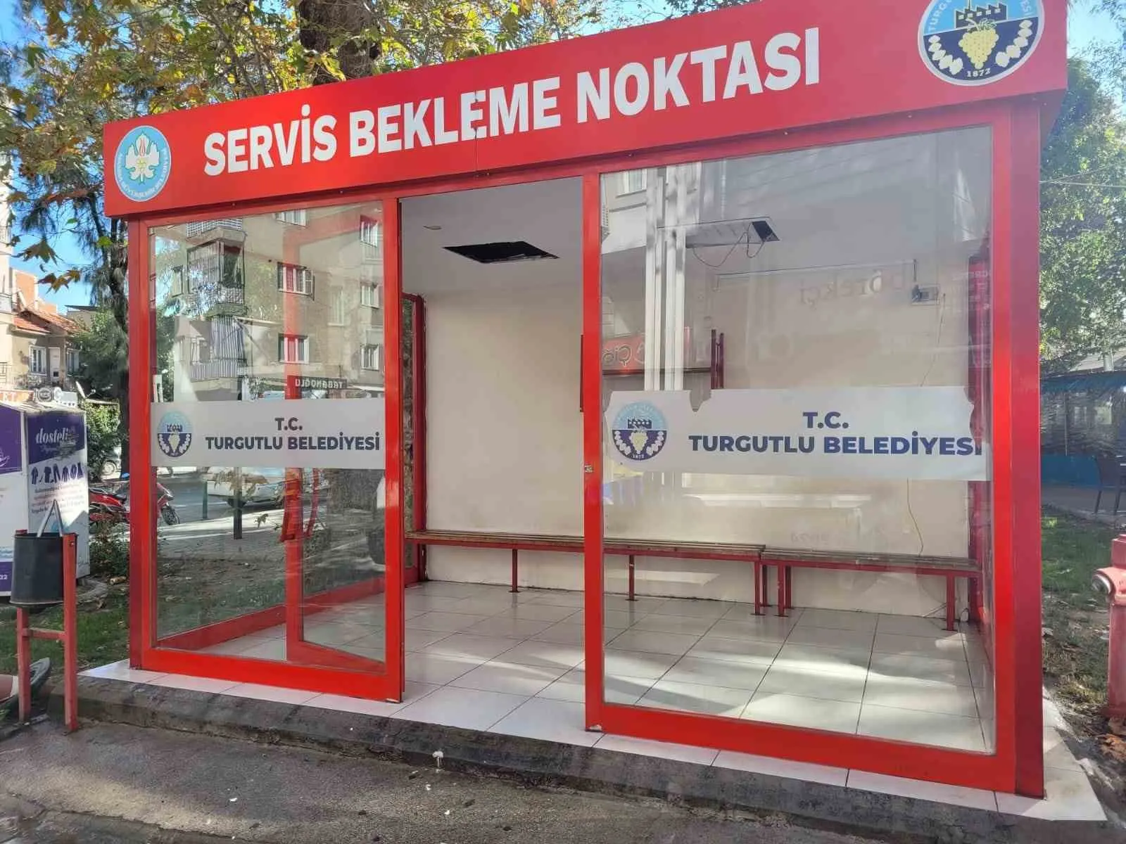 Turgutlu’daki servis durakları temizlenirken vatandaşlara da çağrıda bulunuldu - 5