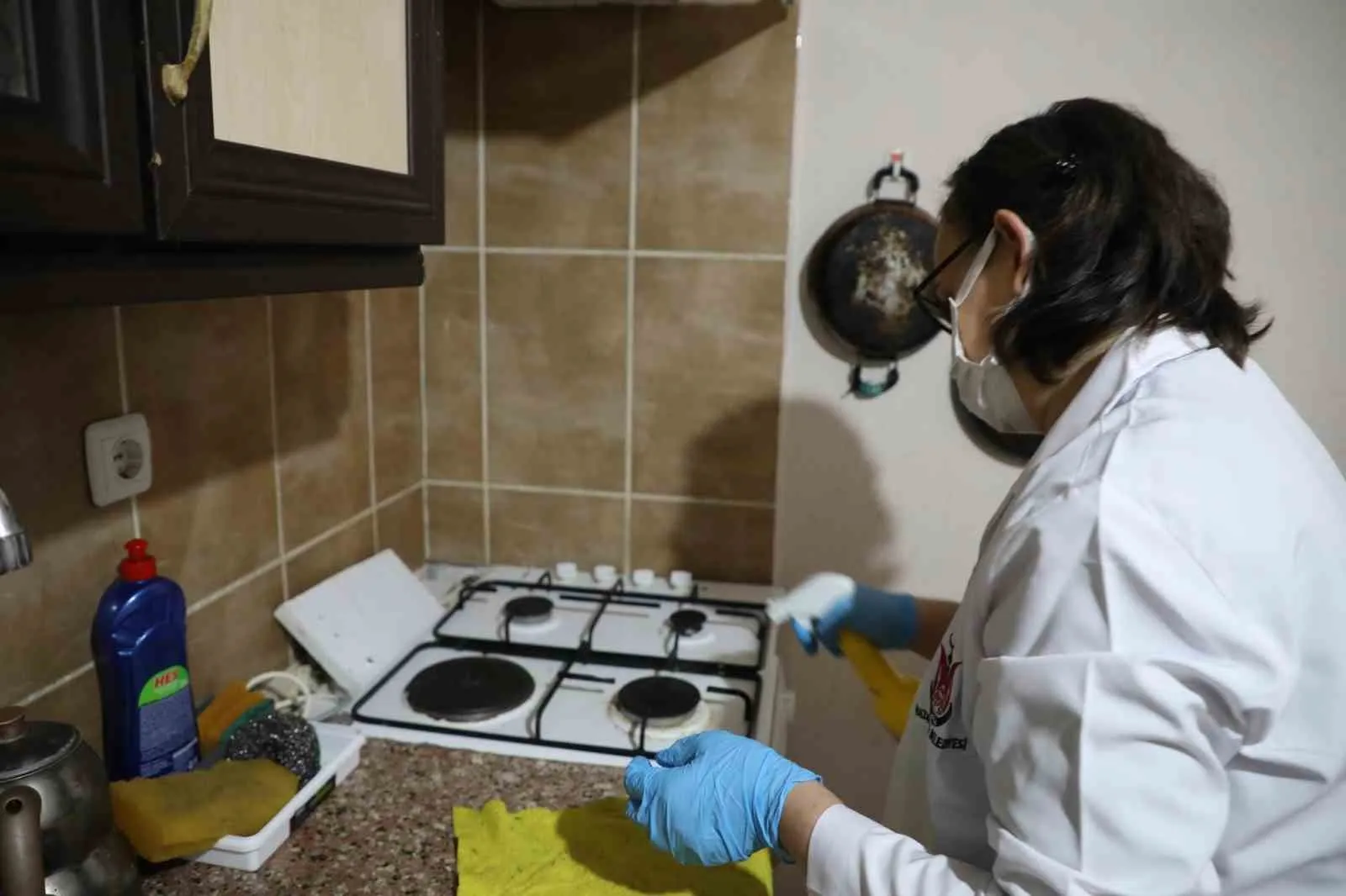 Şehzadeler Belediyesinden ihtiyaç sahiplerine evde temizlik hizmeti - 6