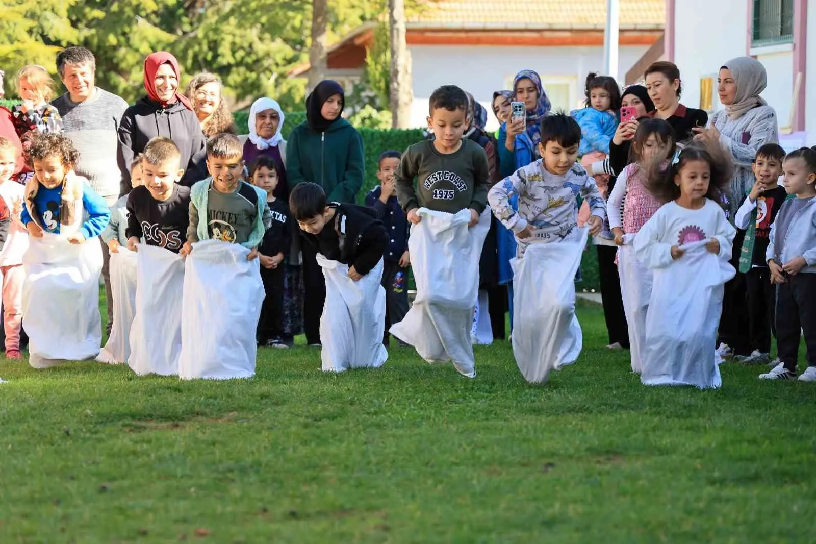 Çameli’de minikler ve aileleri geleneksel oyunlarda yarıştı - 4