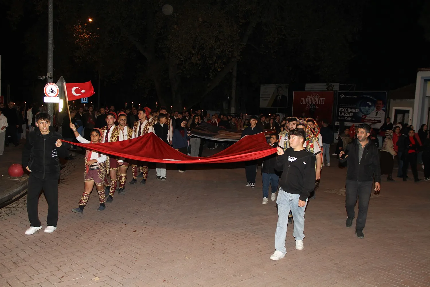 Kula’da Cumhuriyet Bayramı etkinlikleri fener alayıyla sona erdi - 5