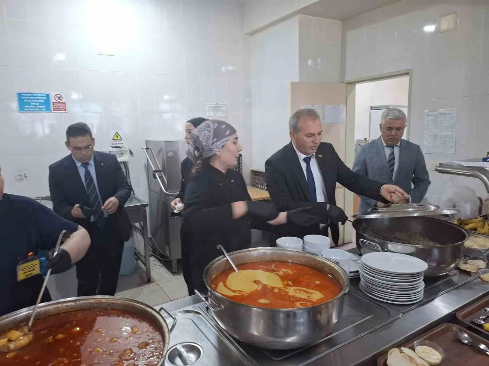 Sarıgöl’de eğitim yöneticileri öğrencilerle aynı sofrada buluştu - 4