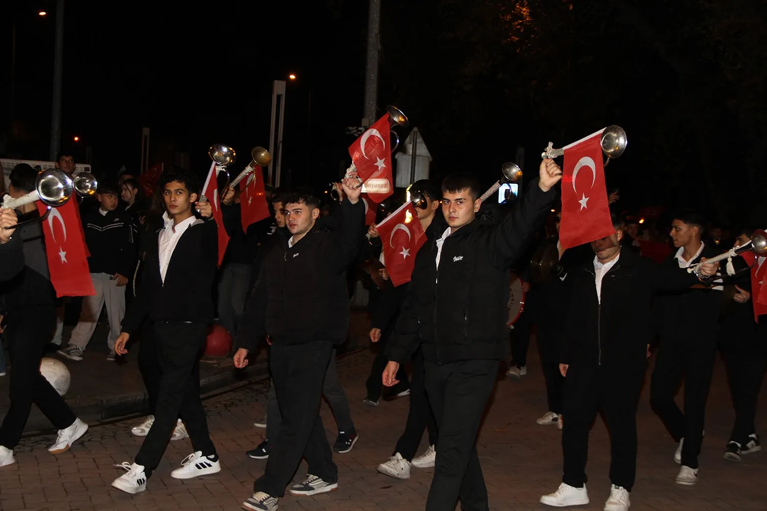 Kula’da Cumhuriyet Bayramı etkinlikleri fener alayıyla sona erdi - 4