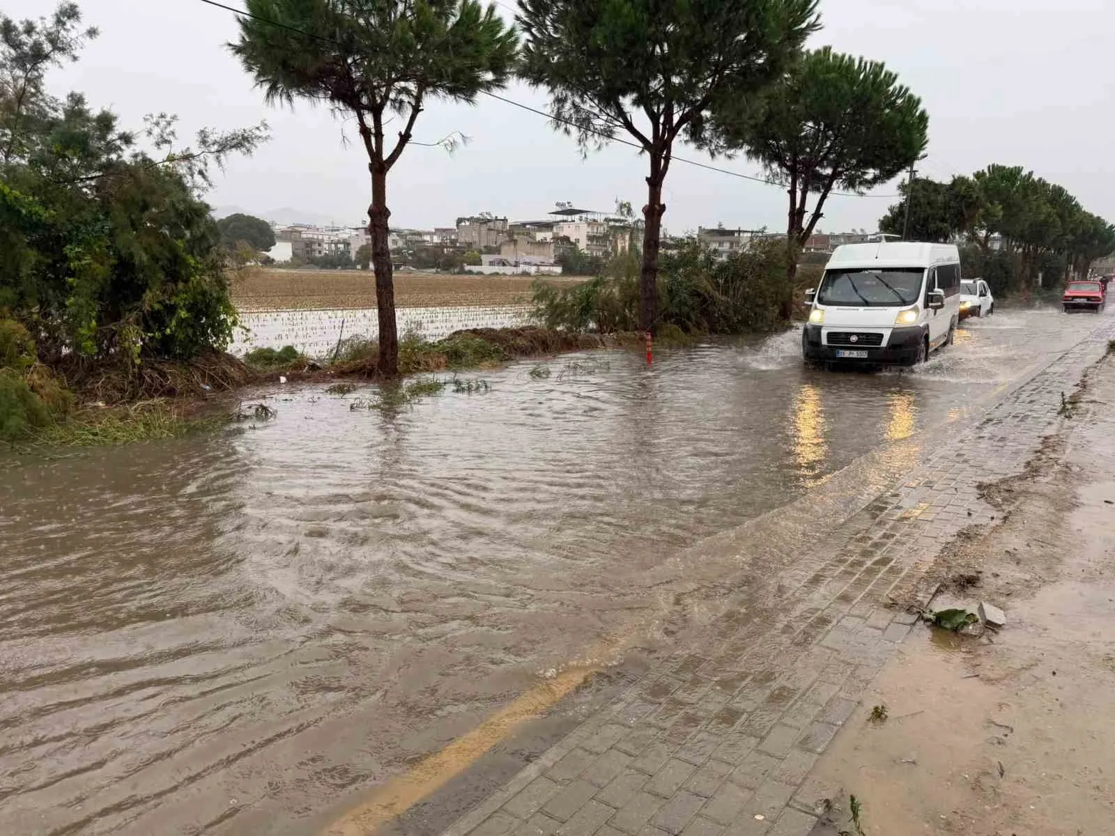 İncirliova’da yağış etkili oldu, yollar göle döndü - 3