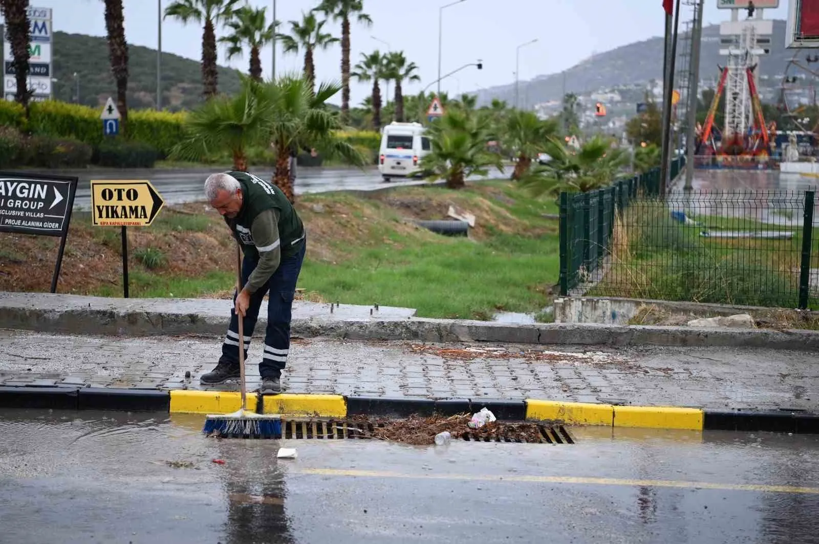 Kuşadası’nda mazgallar taşkınlara karşı temizlendi - 2