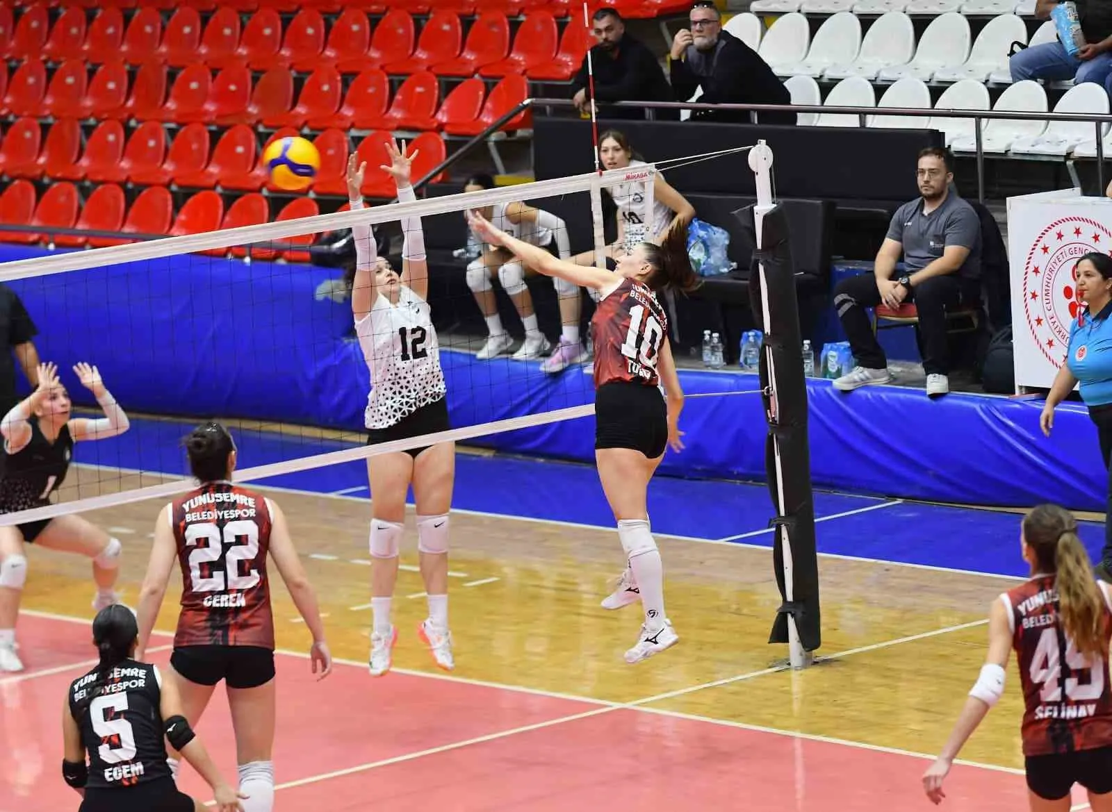 Yunusemre’nin Sultanları Altay’ı 36-34’lük setle geçti