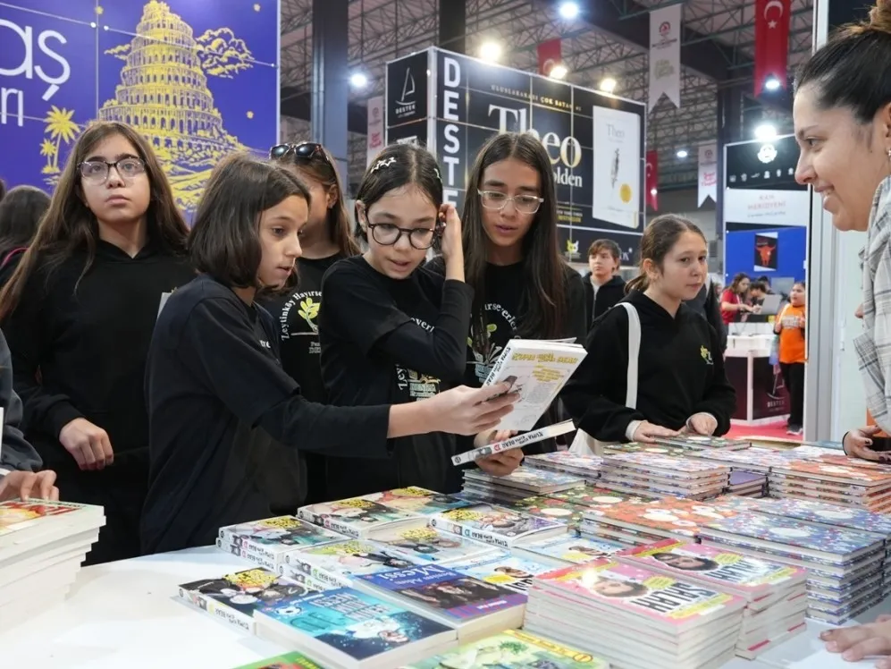 Denizli TÜYAP Kitap Fuarı’nda yazar yağmuru sürüyor