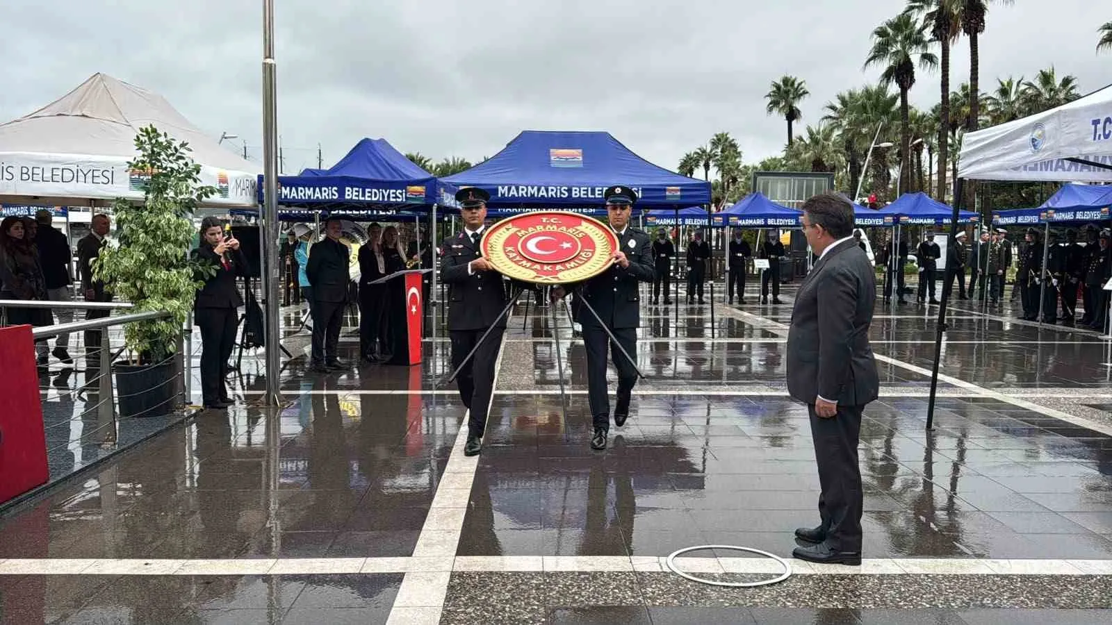 Marmaris’te Cumhuriyet Bayramı  çelenk sunma töreni sağanak altında yapıldı