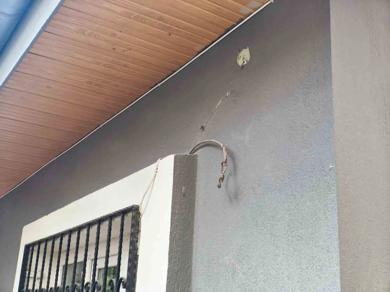Muhtarlığın kamerasını söküp bahçeye attılar - 3