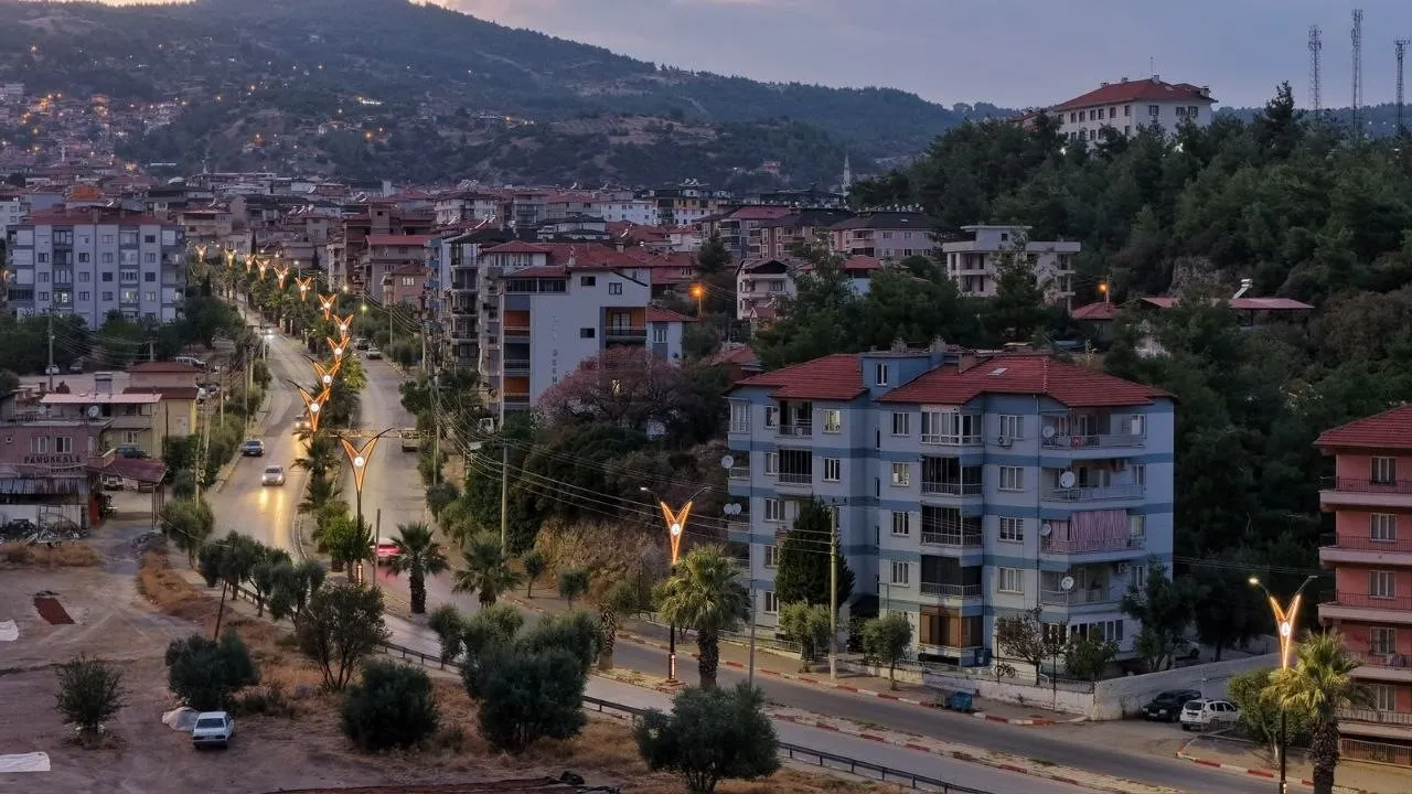 Denizli Büyükşehir, 10 kilometrelik hat ve 247 yeni direkle şehrin güzelliğine güzellik kattı - 2