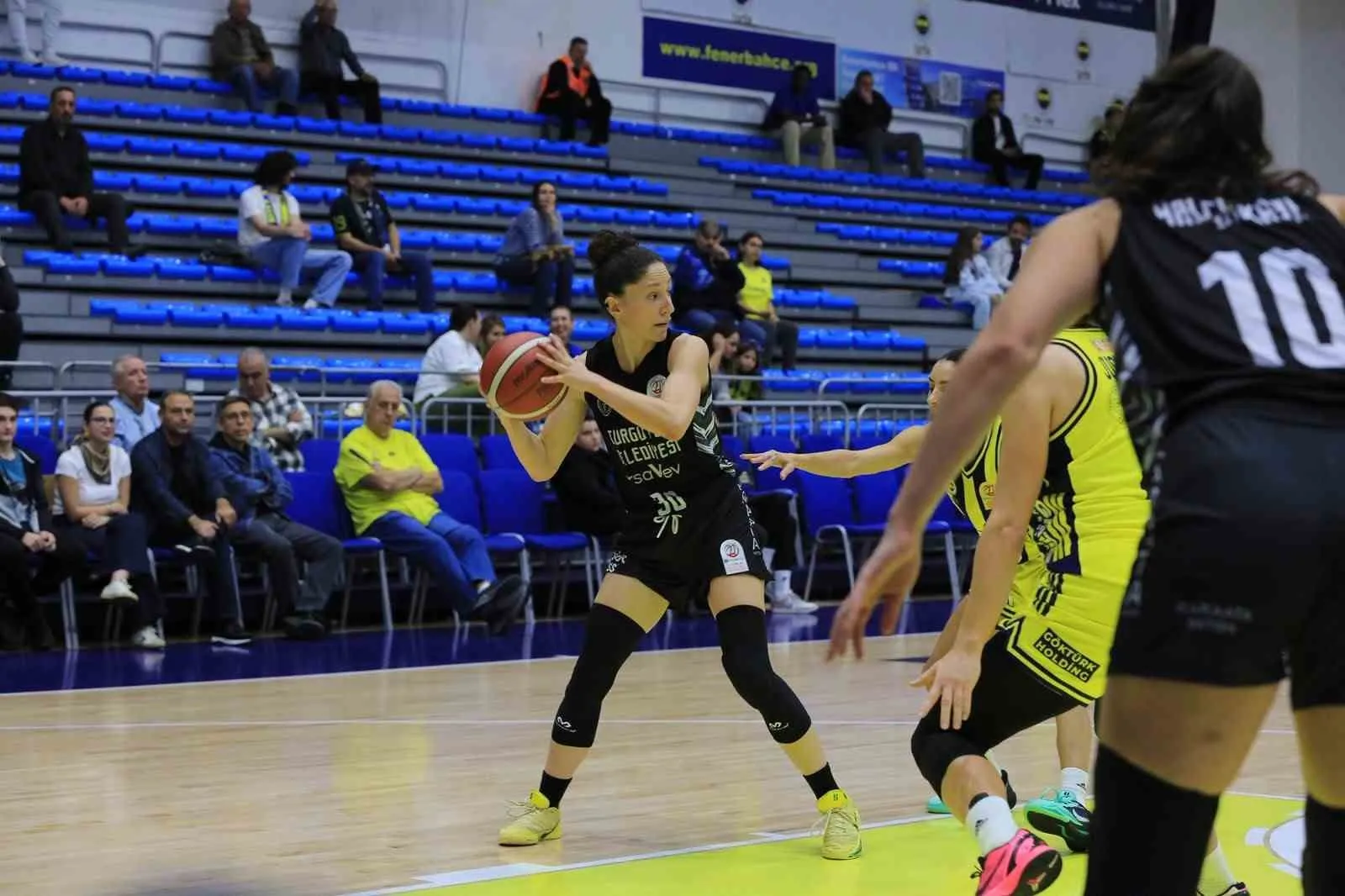 Turgutlu’nun Sultanları deplasmanda kazandı, basketbol takımı Fenerbahçe’ye takıldı - 3