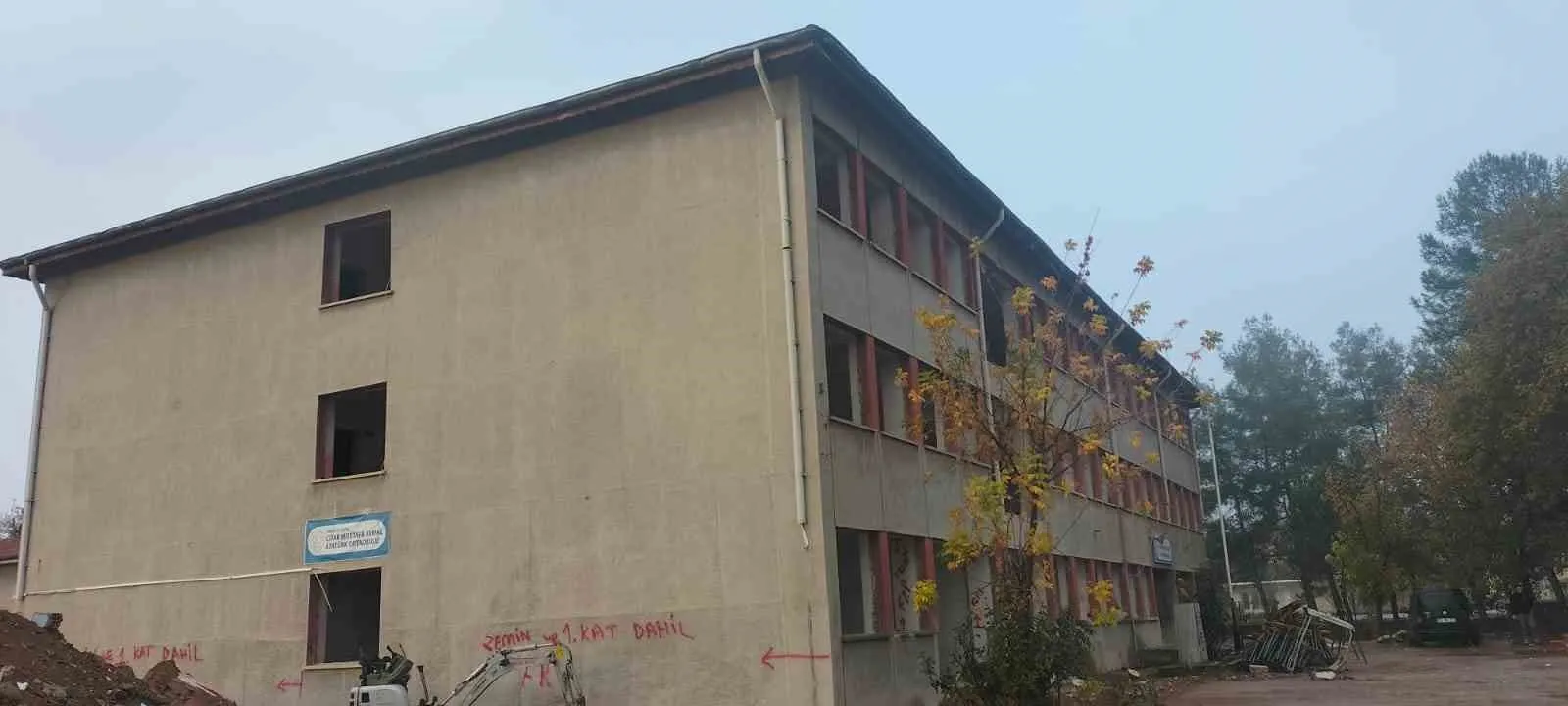 Çivril’de 44 yıllık okulda güçlendirme çalışmaları başladı - 4