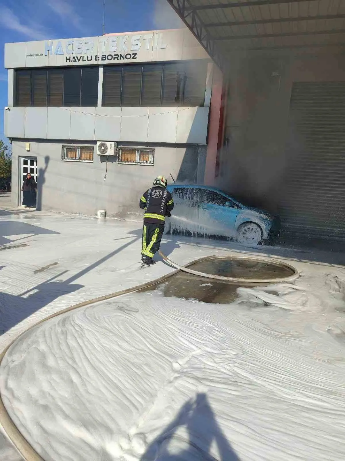 Şarjdaki elektrikli araç alev aldı - 3