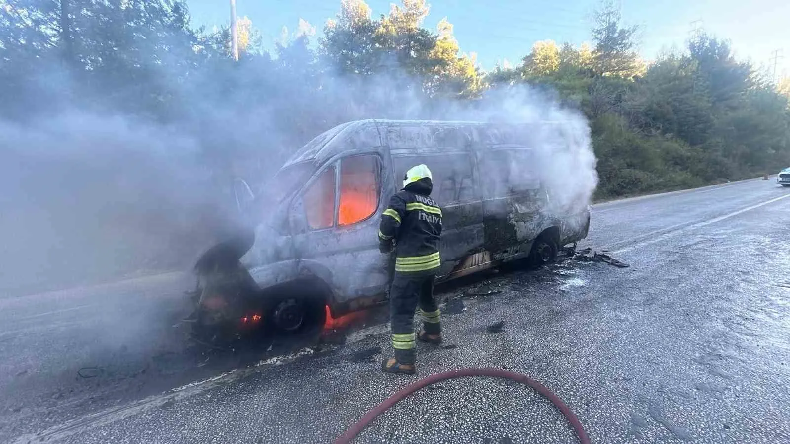 Bodrum’da okul servisi alev alev yandı