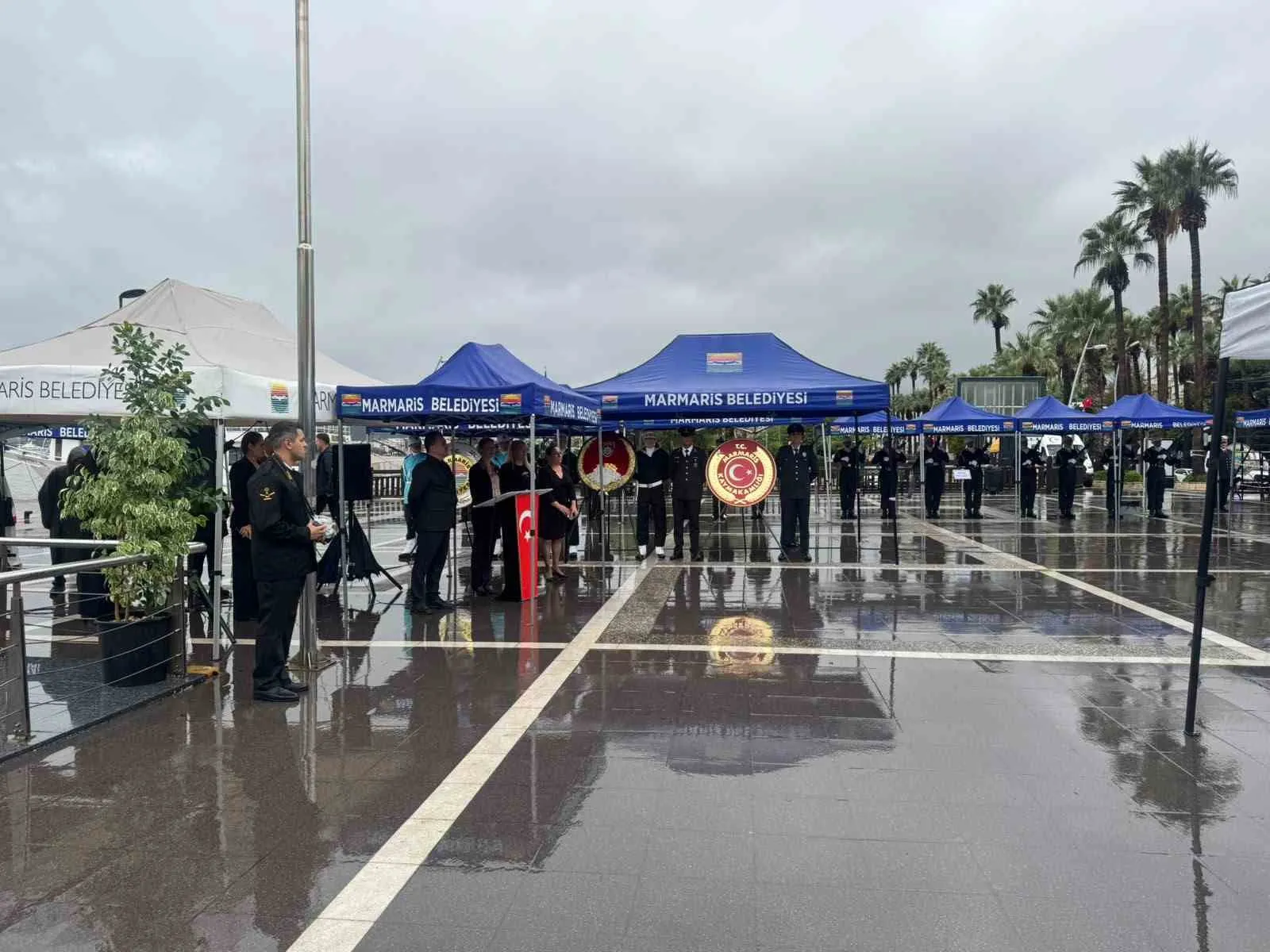 Marmaris’te Cumhuriyet Bayramı  çelenk sunma töreni sağanak altında yapıldı - 2