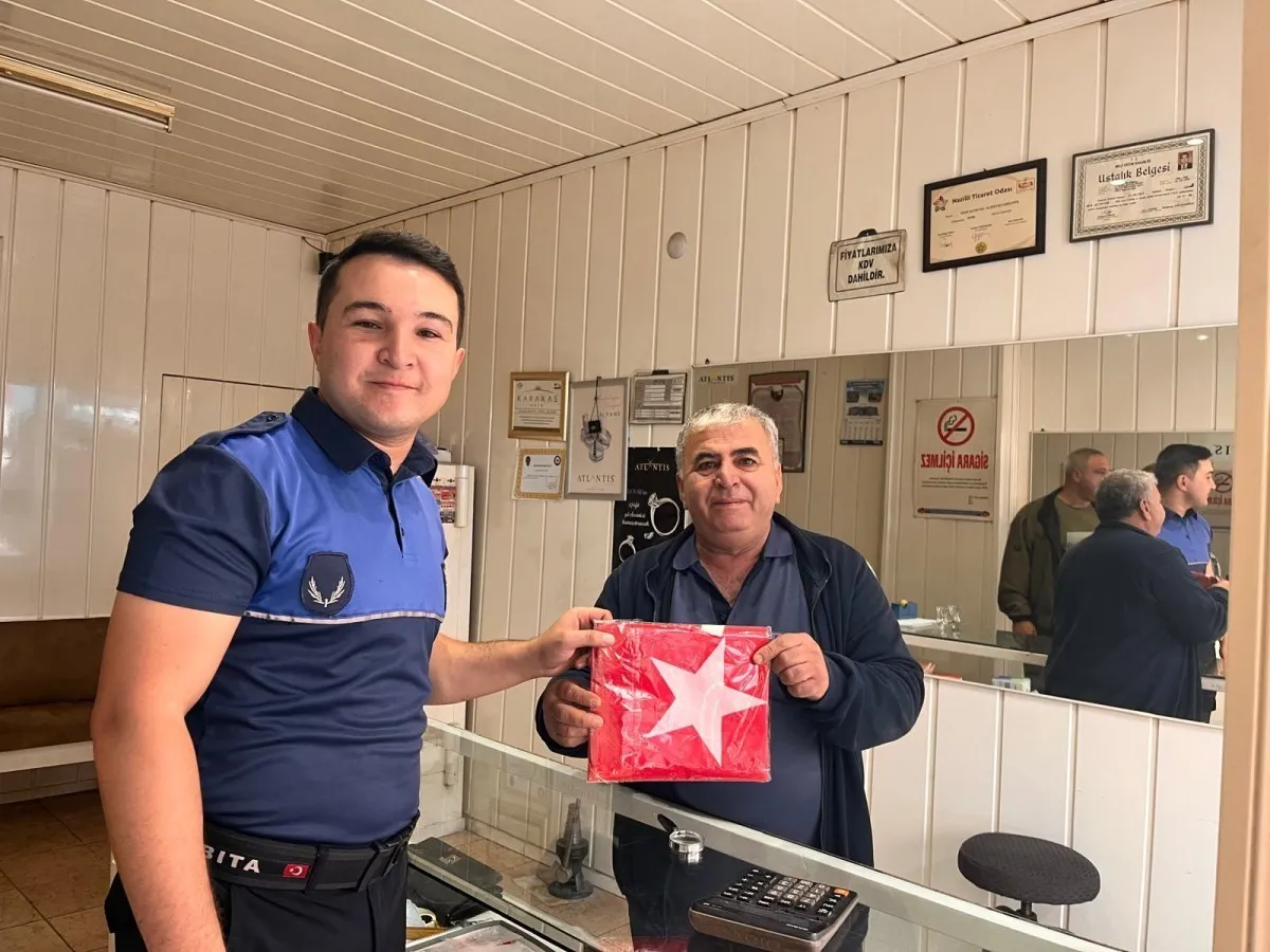 Bozdoğan Belediyesi’nden ev ve iş yerlerine Türk Bayrağı - 6